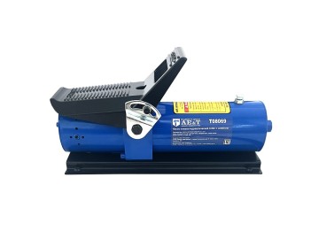 Насос пневмогидравлический 0.69л с шлангом ae&t t08069